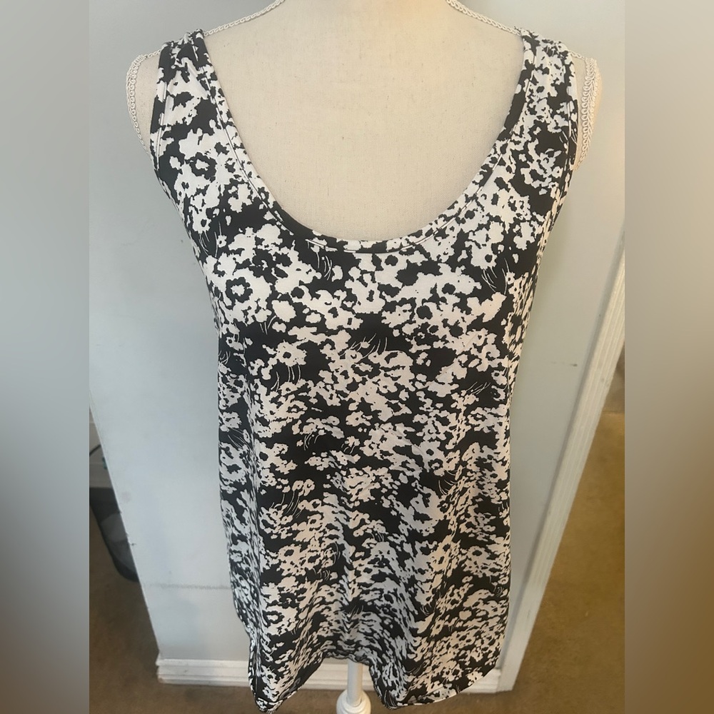 Black & White Floral Scoop Neck Tank Top